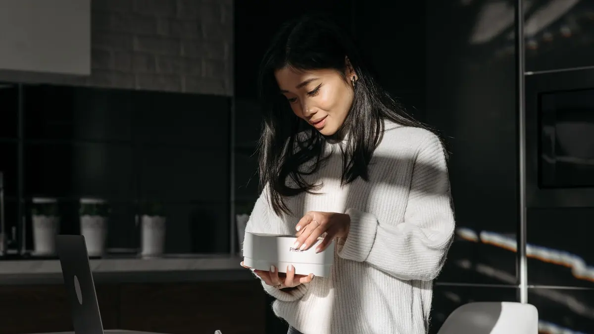 Boîte mail ouverte sur un écran avec messages de suivi après achat et produits commandés.