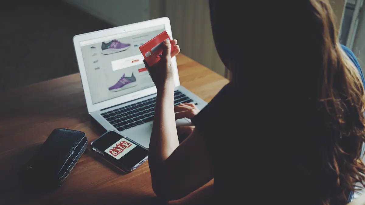 Fiche produit e-commerce sur mobile avec panier abandonné et frais de port affichés tard.