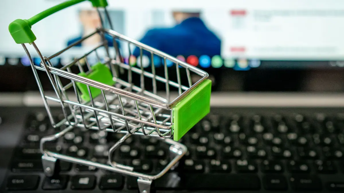 Écran de boutique en ligne montrant un panier abandonné et des notifications de relance, style moderne